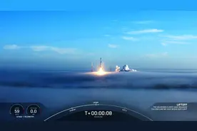 拍摄视觉超美！沉寂数个月，Spacex再次成功发射53颗2代星链卫星图片
