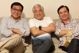 秦沛姜大卫尔冬升罕同框，三兄弟长相相似，动作表情一致默契十足图片