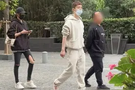 鹿晗关晓彤穿情侣装被拍，男方少年感十足，网友笑称晓彤似保镖图片