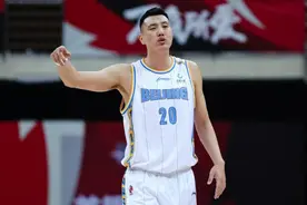 翟晓川连续带伤出战体现队长担当，穿两条压缩裤+止疼片上场图片