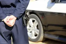 两保安冒充警察抓车震，屡屡得手，对其行为应做何刑法评价？图片