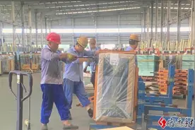 宿迁高温下的劳动者：靠着电熔炉 每天打包玻璃两百吨图片