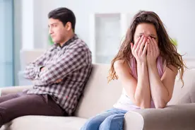 女人被抓到出轨，拒绝认错，很多男人排队要娶我，离婚后被打脸图片