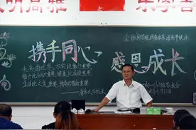 爸爸穿着“工作服”开家长会，照片曝光却惹争议：咋不为孩子考虑图片