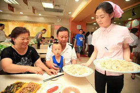 山东大娘开饺子馆，利用“免费”来赚钱，半年进账80万，真牛图片