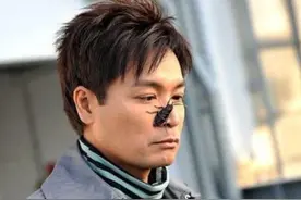 郭晋安脚踩人字拖接放学孩子，灰T恤大裤衩，港星视帝都这邋遢？图片