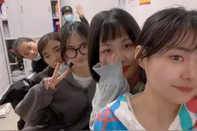 为什么地铁里的安检员都是年轻人而且还有很多是美女小姐姐图片