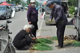 81岁朴实大爷卖小葱，半天入37元，老人的举动让人感动图片