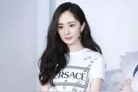 杨幂太有心机了，超短皮裙还故意穿小号显身材，惊现“蜜桃臀”图片