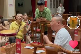 郭德纲与二婚老婆同框，45岁王惠宝石耳饰吸睛，紧盯老公爱意满满图片