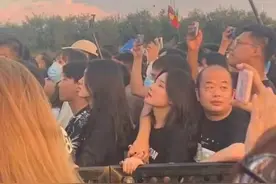 女大学生在音乐节热吻中年“秃顶男”，高校院长人格担保：非本人图片