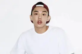 34岁，50亿豪宅的刘亚仁，艺术品味和私生活，全面曝光也不怕图片