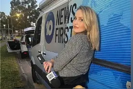 澳洲知名美女主持直播时裤子裂开，机智反应化解危机获同行大赞图片