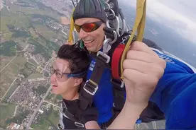 我，坐轮椅的大学生，上天能跳伞、下海能潜水，像普通人一样生活图片