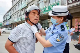 蒲城交警给三轮车粘贴警示标语贴 交安宣传“警”相随图片