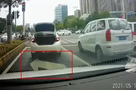 红绿灯路口，男子特意打开车尾箱开车，什么操作？图片