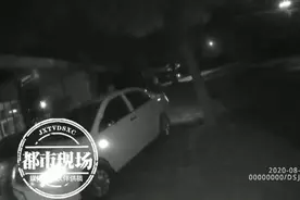 老公骑车“开道”，老婆开车跟随，她却突然弃车而逃，咋回事？图片