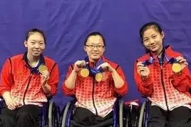 因车祸失去双腿的少女刘禹彤，自强不息，东京残奥会羽毛球夺冠图片