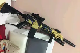 “吃鸡”小学生在现实入手“蓝火M4”，能同时装3个握把，绝了图片