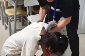 2019年高考某考场，一女孩忘涂答题卡，给监考老师下跪，请求补涂图片