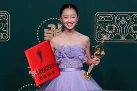 周冬雨常晒吃各种美食，体重却才这么一点，网友：羡慕狂吃不胖图片