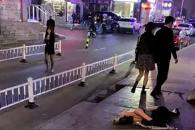 安徽一醉酒女睡路边无人帮扶，路人频频回头，捡尸文化再次被提起图片