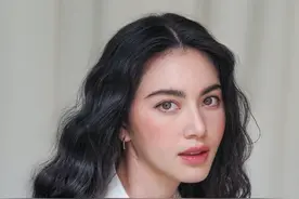 MaiDavika果然是泰国神颜女星，中分微卷发搭配白衬衣，简约清爽图片