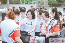 一锅一铲收获喜悦图片