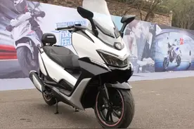 无钥匙启动、进口动力！解析高价高性能踏板车：赛科龙RT3/ABS版图片