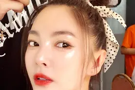 张雨绮头绑蝴蝶结妆容清透 唇红齿白甜笑似少女图片