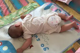 为什么宝宝喜欢趴着睡？背后有这四大原因，利弊父母要提前了解图片