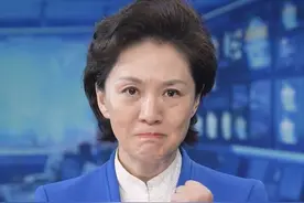 央视主持人海霞为家乡加油，眉头紧锁还含泪，几度哽咽仍坚持播完图片