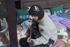 这才是向往的生活！张子枫弹唱五月天《拥抱》，干净、单纯、美好图片