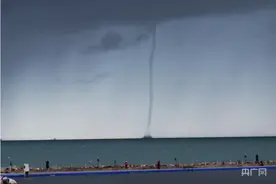 青海湖现“龙吸水”奇观图片