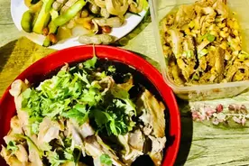 徐州西关晚上才开的馄炖面馆，手撕鸡、素拼、辣炒猪头肉、蒜爆鱼图片