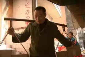 重庆棒棒的真实生活：挑一天的货才挣30元，连一碗小面都不敢吃图片