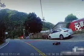 北京一男子机动车道玩电动遥控车，“警察没不让玩”？违法图片