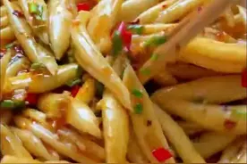 山西特色面食“剪刀面”，一把剪子剪出的面食，如何成为网红美食图片