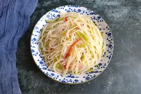 炒土豆丝，先放醋还是后放醋，这一步做对了，土豆丝脆爽又好吃图片