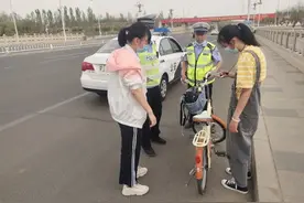 2个女孩骑车摔倒在路边， 临河交警暖心救助图片