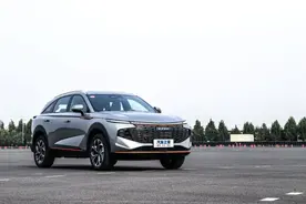 神兽：哈弗爆款SUV！后排能翘二郎腿！回头率太高了图片