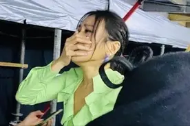 太感性！46岁蔡健雅演唱会几度哽咽，结束后抱起工作人员爆哭图片