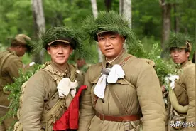 奇袭白虎团，13名侦察兵消灭团部缴获团旗，杀敌97自己0伤亡图片