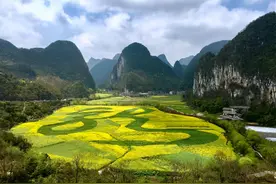 贵州在建一座大桥，双向6车道，是中国山区最宽的钢桁梁悬索桥图片