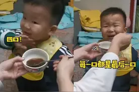 3岁儿子喝药“被套路”走红？每口都是最后一口，家长：学到了图片