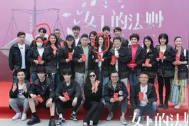 徐立玩姐弟恋？为小15岁男友开公司，带资进组拍《女王的法则》图片