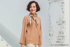 50岁女人别总穿“老一套”，学会典雅丝巾点缀法，谁见谁夸年轻图片