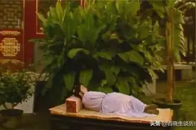 为什么宾馆床尾都放一个凳子？原来这是古人发明的，叫做“春凳”图片