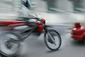 除开风阻，趴着开摩托车和坐着开摩托车到底有啥区别？图片