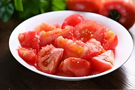 做糖拌西红柿，直接撒白糖就错了，多加1样料，鲜甜可口，没酸味图片
